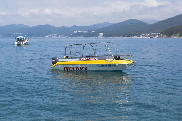 Barco de placer Killer Whale en la costa del Mar Negro — Foto de Stock