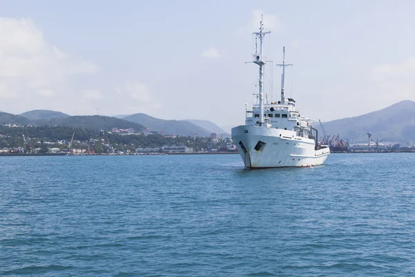 Research vessel Rift against the background of Tuapse — Stock Photo, Image