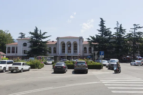 Der Bahnhof und der Bahnhofsplatz von tuapse — Stockfoto