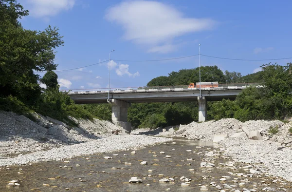 Most drogowy nad rzeką Dede w wiosce Dederkoy — Zdjęcie stockowe