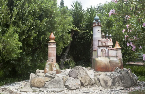 Figura cerâmica no projeto de paisagem da pensão Green Guy — Fotografia de Stock