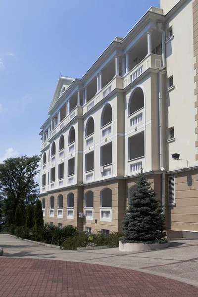 Facade of residential housing in the resort Green Guy Tuapse — Stock Photo, Image
