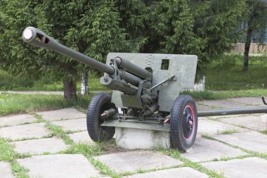 Topçu silahı zis-3 Dünya Savaşı köy syamzha vologda region, Rusya Federasyonu düşmüş asker Anıtı Meydanı