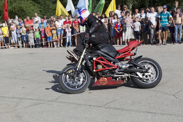 Alexei Kalinin espectáculo de motos en el pueblo de Verhovazhe Vologda región — Foto de Stock