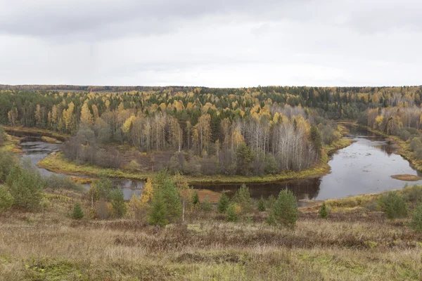 Herfst landschap met de rivier kuloi — Stockfoto