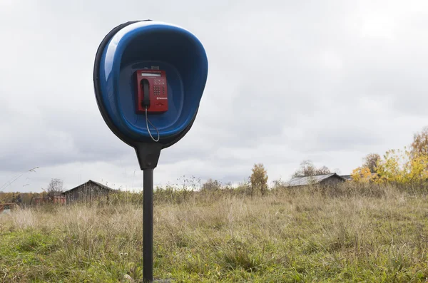 Penetrazione telefonica nel paese. Telefono a gettoni in un villaggio remoto — Foto Stock