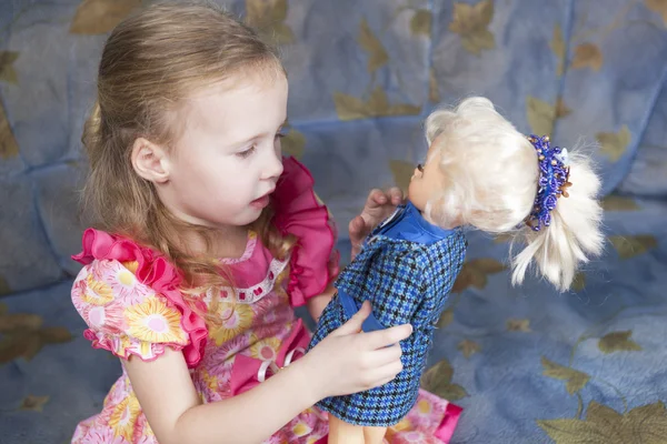 Bébé fille joue avec poupée — Photo