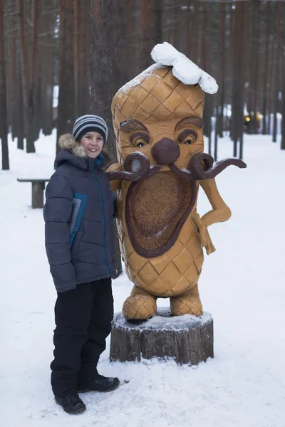 Мальчик у заветной скульптуры Лапота Предки земли на Деда Мороза — стоковое фото