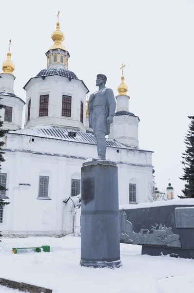 Semyon Dezhnev Monumento em segundo plano a catedral em Veliky Ustyug, região de Vologda, Rússia — Fotografia de Stock
