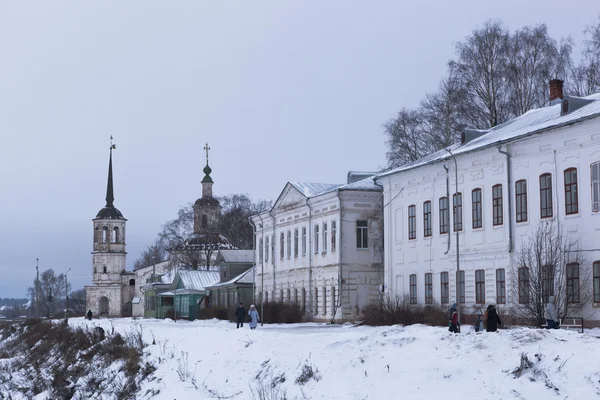 Naberezhnaya reki Sukhona et l'église d'Elijah Prophète Grand Ustyug, région de Vologda, Russie — Photo