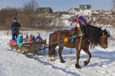 çocuklar binmek bir atlı kızak at shrovetide verkhovazhye köyünde, vologda region, Rusya Federasyonu