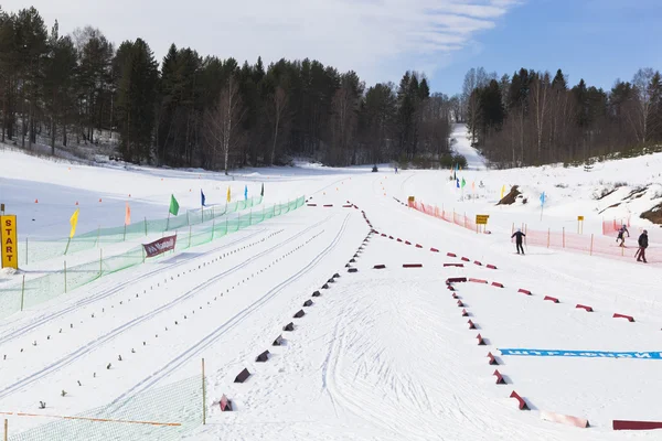 バイアスロンの村 smetanino、verhovazhskogo 地区、ヴォログダ地域、ロシアで追跡します。トレーニング スキーヤーとバイアスロン センター — ストック写真