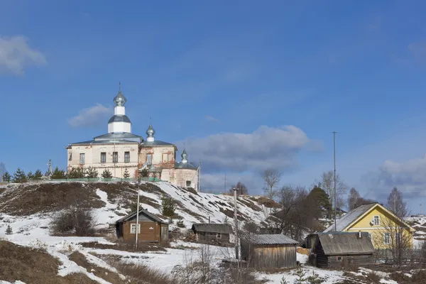 Pohled na obec Urusovskaja (dolní Kuloe) Verhovazhskogo, oblast Vologda, ruský kostel Panny Marie — Stock fotografie