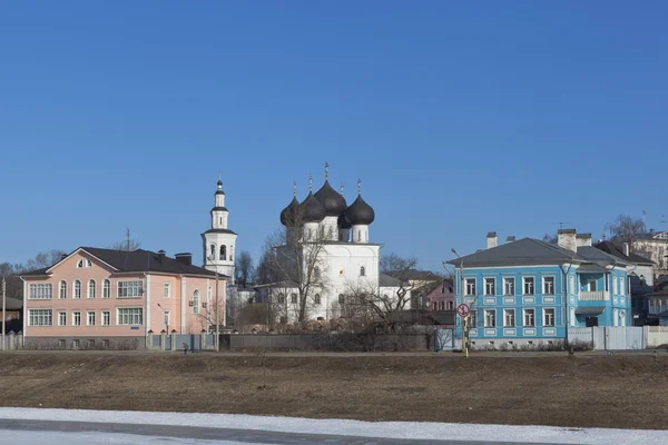 View of the embankment rivers Vologda and Church of St. Nicholas in Vladychnaya Sloboda Vologda, Russia — Stock Image View of the embankment rivers Vologda and Church of St. Nicholas in Vladychnaya Sloboda Vologda, Russia Stock Image