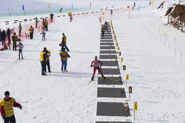 La supériorité de la région de Vologda Russie Prix de biathlon pneumatique deux fois champion olympique Anatoly Alyabjeva. Ligne de tir — Photo