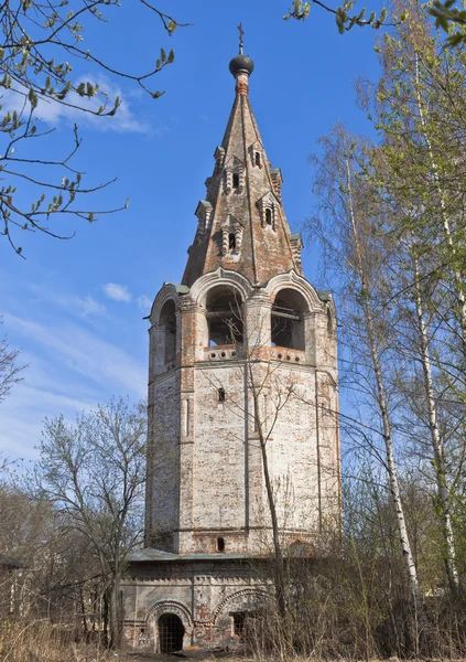 ウラジーミル ・崩壊しつつある鐘楼ヴォログダ、ロシアの教会の — ストック写真