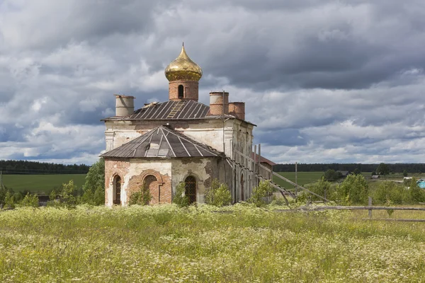 The repaired Church of St  Nicholas in a village The average, Verhovazhskogo district, Vologda region, Russia — Stock Photo, Image