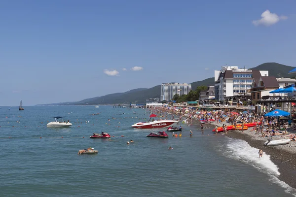 Plage centrale dans le village de villégiature Lasarevskoye, Sotchi, Russie — Photo