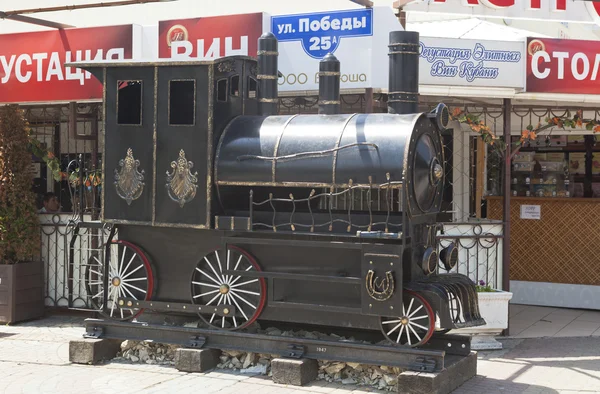 Sculpture steam locomotive on the street Victories in Lazarevsky, Sochi, Russia — Stock Photo, Image