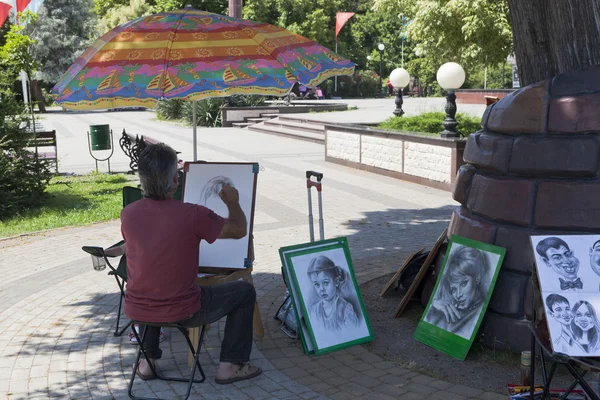Kunstenaar op het werk in het midden van nationale culturen in sochi, Rusland — Stockfoto