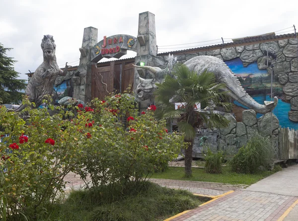 Castelo de Horror Jurassic Park no parque de cultura e recreação assentamento Lazarevskoe, Sochi, Rússia — Fotografia de Stock