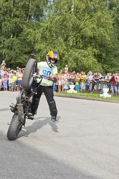 Speech by Thomas Kalinin on Moto show in Verkhovazhye, Vologda region, Russia — Stock Photo, Image