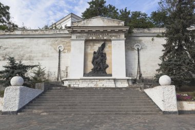 Sivastopol, Kırım - 28 Temmuz 2020: Sivastopol, Kırım 'ın Sivastopol kentindeki gemi tarafında Kasım 1905' teki Sivastopol silahlı ayaklanmasının katılımcıları için unutulmaz bir işaret