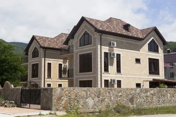 Casa recentemente construída em uma rua Syanova em acordo Lasarevskoye, Sochi — Fotografia de Stock