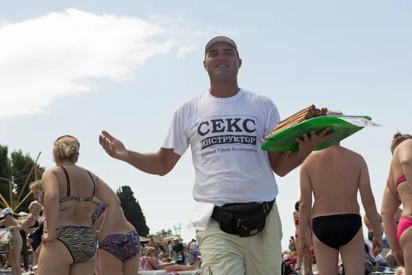 Verkoper zoete tubuli op het strand in lazarevskoe, sochi — Stockfoto