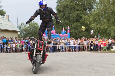 bir motosiklet moto Show verkhovazhye, vologda region, Rusya Federasyonu ayakta kalinin Alexei rides