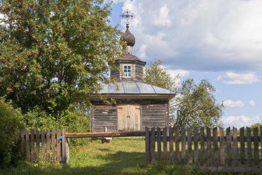 ahşap Şapel ile kırsal manzara. Aziz Nikolaos Kilisesi. vakhrushevo, verkhovazh'ye district, vologda region, Rusya Federasyonu, köyde bulunan