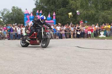 Alexei Kalinin hızla motosiklet hızlandırır. Alexei Kalinin profesyonel stantrayder. 2005 yılında Baltık Devletleri şampiyonu bronz madalya 2006 bronz madalya Motul M1 - Stunt savaş 2008 yılında Baltık Devletleri