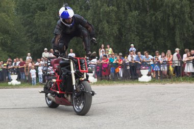 aleksey tarafından bir motosiklet stunts kalinin