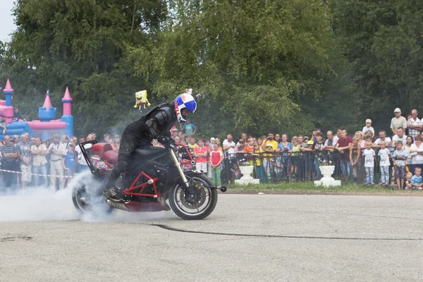 Fumée provenant d'une roue de moto sur une entretoise à Verkhovazhye, région de Vologda, Russie — Photo