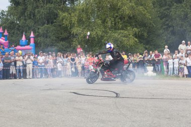 Alexei kalinin motosiklet asfalt lastikleri üzerinde çizer.
