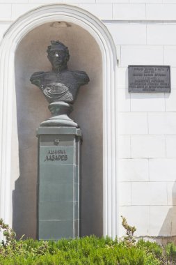 Sivastopol, Kırım - 29 Temmuz 2020: Tataristan 'ın Sivastopol, Kırım kentindeki temsilcilik binasının başyapıtında Mikhail Petrovich Lazarev anıtı