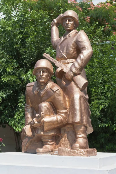 克里米亚塞瓦斯托波尔 2020年7月29日 两名士兵在克里米亚塞瓦斯托波尔市Bolshaya Morskaya大街胜利电影院附近 — 图库照片