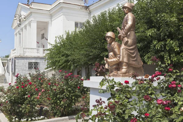 Sevastopol Crimea July 2020 Sculptural Composition Two Soldiers Victory Cinema — Stock Photo, Image