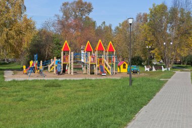 Totma, Vologda bölgesi, Rusya - 24 Eylül 2020: Totma, Vologda bölgesindeki Özgürlük Savaşçılarının sonbahar bahçesinde renkli oyun alanı
