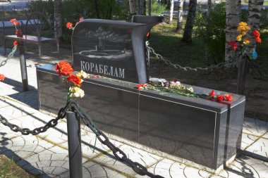 Velsk, Arkhangelsk bölgesi, Rusya - 21 Ağustos 2020: Velsk, Arkhangelsk bölgesindeki Dzerzhinsky caddesindeki anıt denizcileri ve gemi yapımcıları