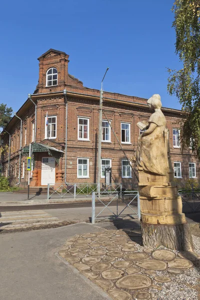 Totma Region Wołogdy Rosja Września 2020 Rzeźba Drewniana Czytanie Tle — Zdjęcie stockowe