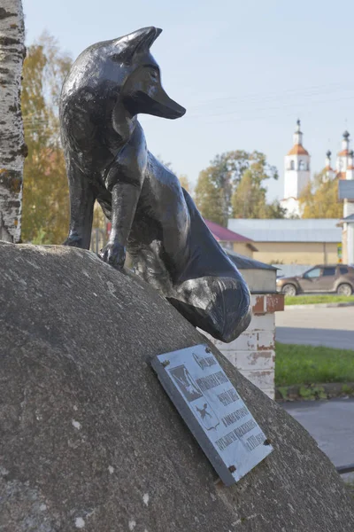 ロシア ヴォルダ州トトマ2020年9月24日ヴォルダ州トトマ市トルゴバヤ広場黒狐碑 — ストック写真