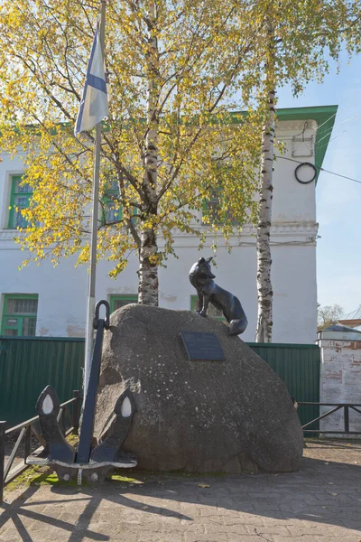 俄罗斯沃洛格达州托特马市 2020年9月24日 沃洛格达州托特玛市贸易广场上的一只黑狐的纪念标志 — 图库照片
