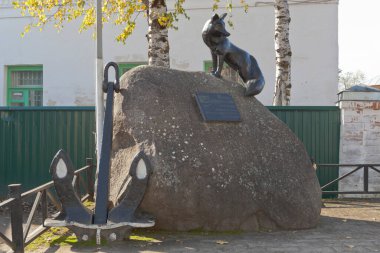 Totma, Vologda bölgesi, Rusya - 24 Eylül 2020: Vologda bölgesinin Totma kentindeki Torgovaya Meydanı 'nda kara tilki onuruna bir anma işareti dikildi.