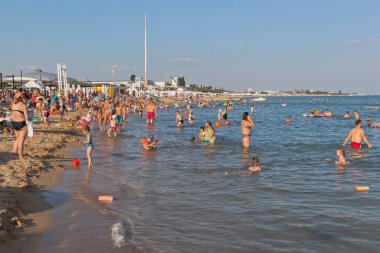 Zaozernoe köyü, Yevpatoria, Kırım - 18 Temmuz 2021: İnsanlar Zaozernoye, Saki ilçesi, Yevpatoria, Kırım 'daki tatil köyünün Super Aqua plajında dinleniyor