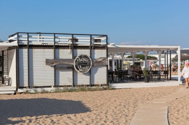 Zaozernoe, Saksky bölgesi, Kırım - 18 Temmuz 2021: Evpatoria, Kırım 'daki Zaozernoye tatil köyündeki Super Aqua plajındaki Cafe Fish restoranı