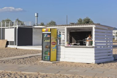 Zaozernoe, Saksky bölgesi, Kırım - 18 Temmuz 2021: Evpatoria, Kırım 'daki Zaozernoye tatil köyündeki Super Aqua plajında kaynamış mısır satışı için donatılmış büfe