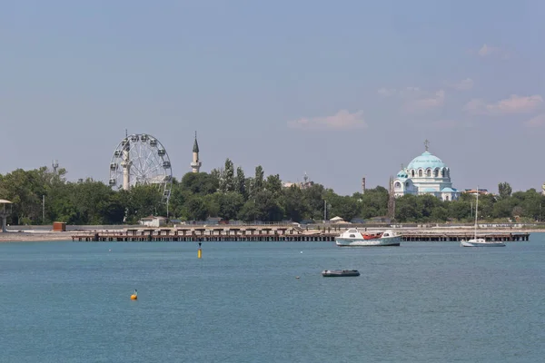 克里米亚埃夫帕托里亚 2021年7月19日 从海上观看克里米亚旅游城镇埃夫帕托里亚的Tereshkova堤岸 — 图库照片