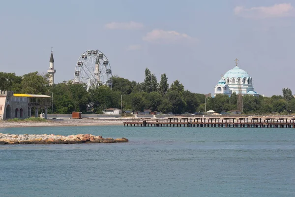 从海港泊位到克里米亚旅游小镇埃夫帕托里亚Tereshkova堤岸的景色 — 图库照片
