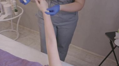 Güzellik uzmanı epilasyon işlemi için şeker macunu kullanıyor